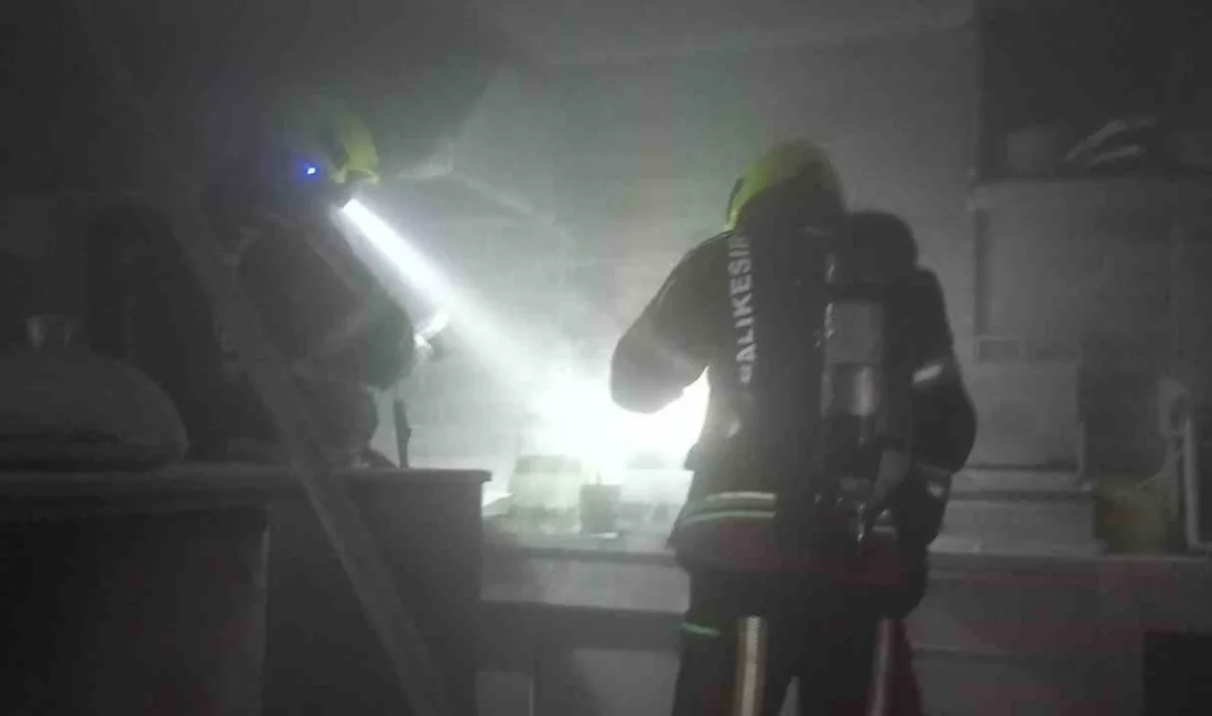 Balıkesir’in Karesi ilçesinde bir işyerinde meydana gelen fritöz yangını sokakta