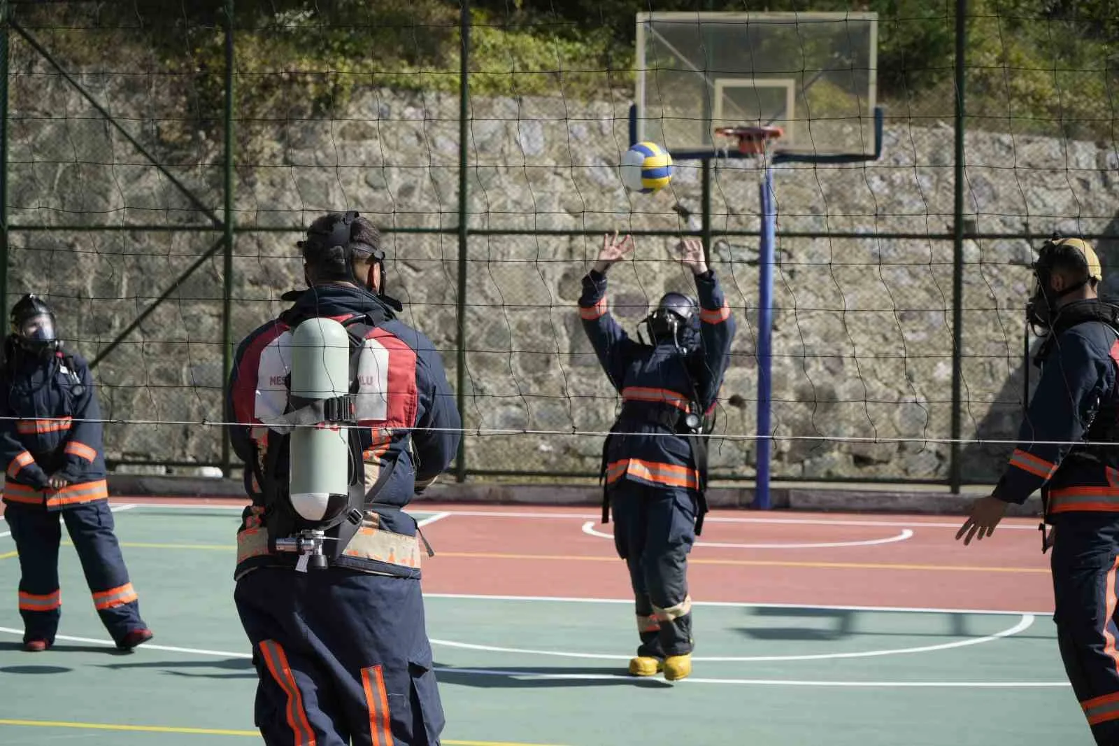 Gümüşhane’de itfaiyecilik programı öğrencileri, yangınlara hazırlık kapsamında 20 kilogramlık itfaiyeci