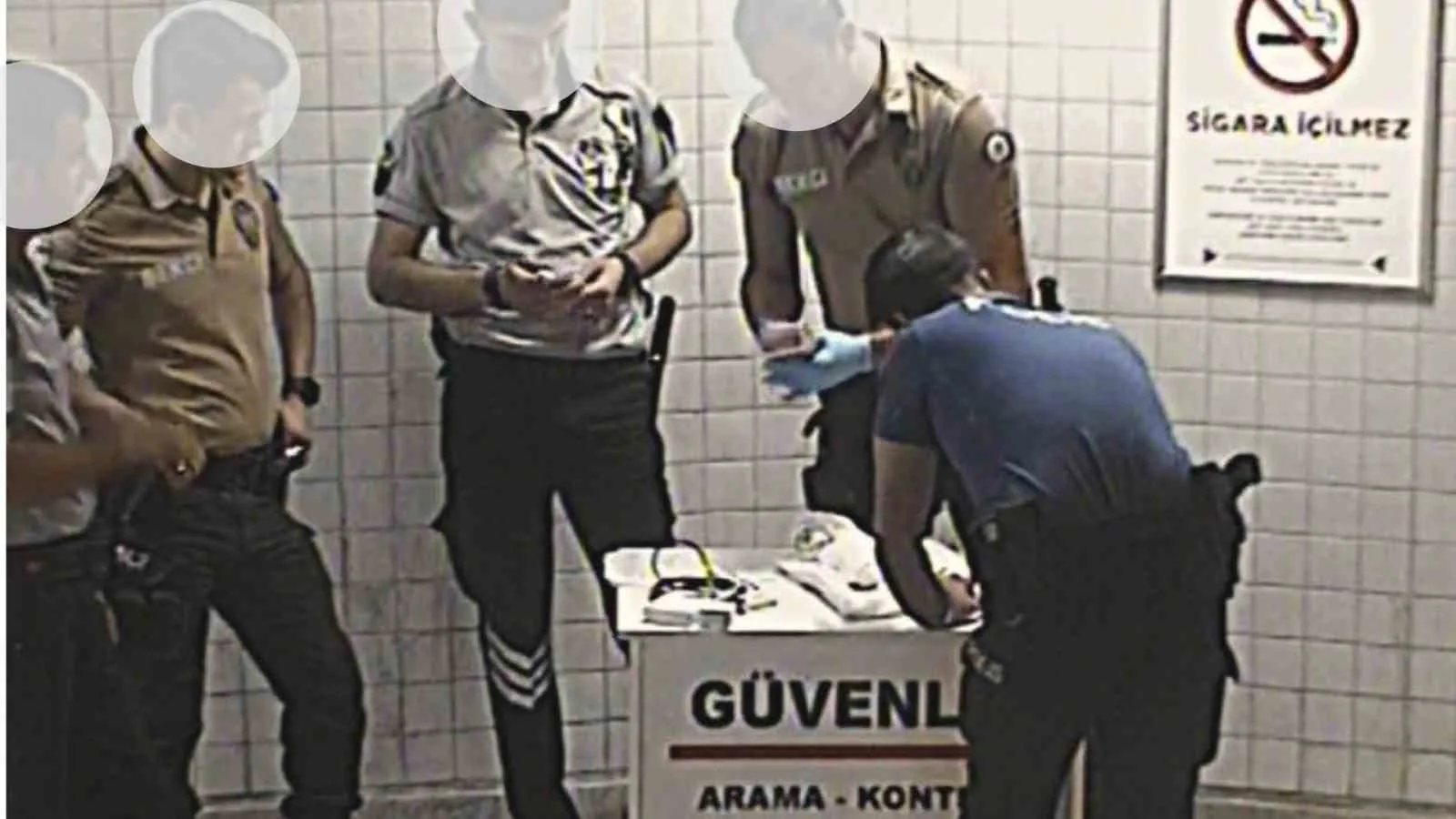 İZBAN yolcu treninde unutulan içerisinde para ve özel eşyaların bulunduğu