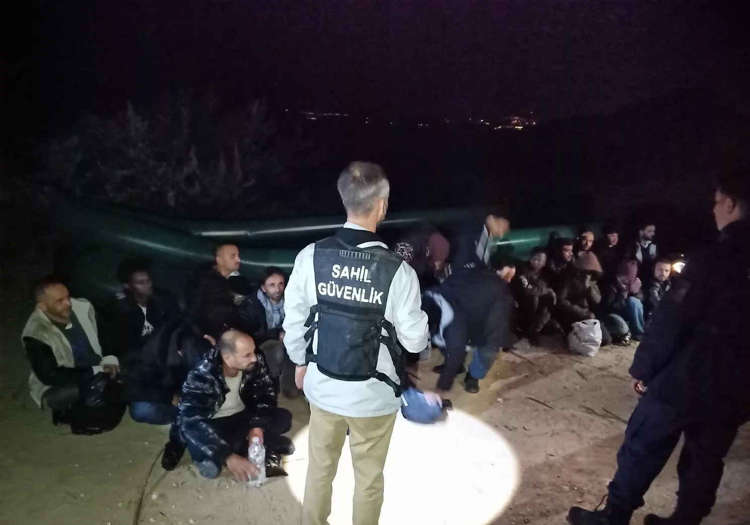 İzmir açıklarında Sahil Güvenlik ekiplerince yapılan iki ayrı operasyonda, Yunan