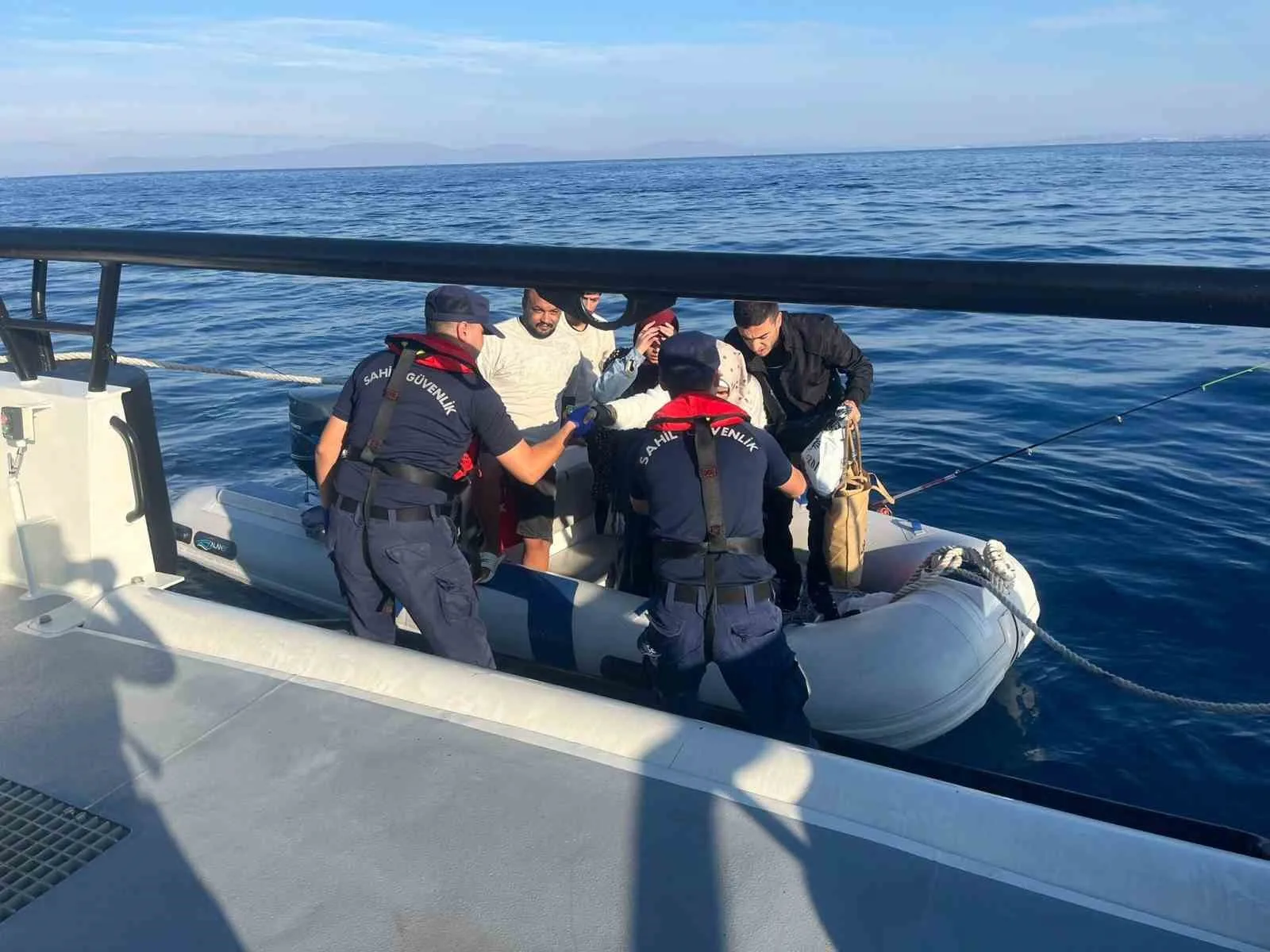 İzmir açıklarında Sahil Güvenlik ekipleri tarafından gerçekleştirilen iki ayrı operasyonda