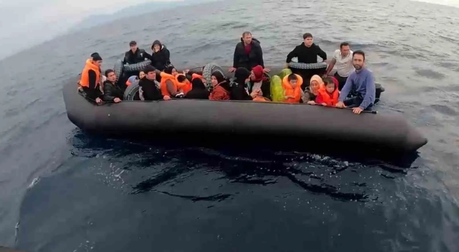 İzmir açıklarında Sahil Güvenlik ekipleri tarafından düzenlenen iki ayrı operasyonda,