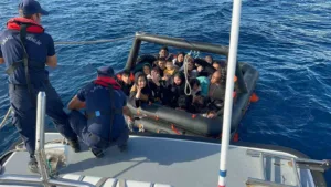 İzmir açıklarında Sahil Güvenlik Komutanlığı ekiplerince düzenlenen 4 ayrı operasyonda