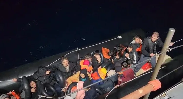 Sahil Güvenlik ekipleri, İzmir’in Menderes ve Çeşme ilçeleri açıklarında düzenledikleri