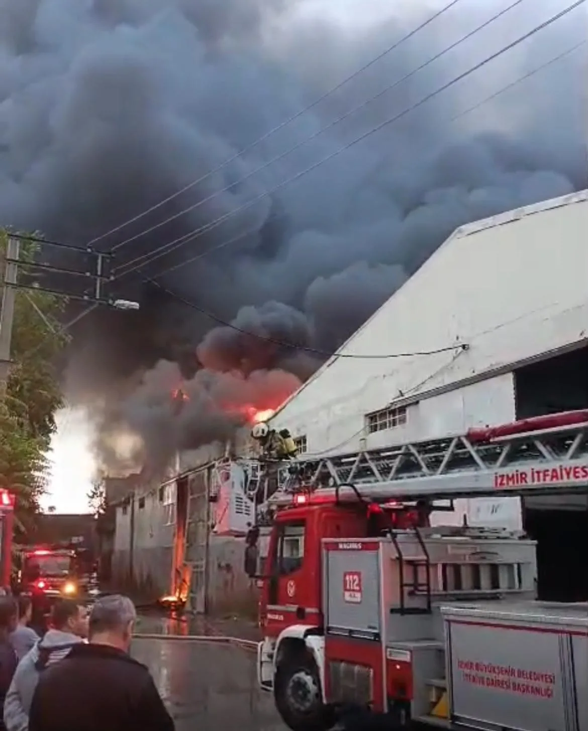 İzmir’in Bornova ilçesinde bir fabrikanın deposunda çıkan yangına itfaiye ekiplerinin