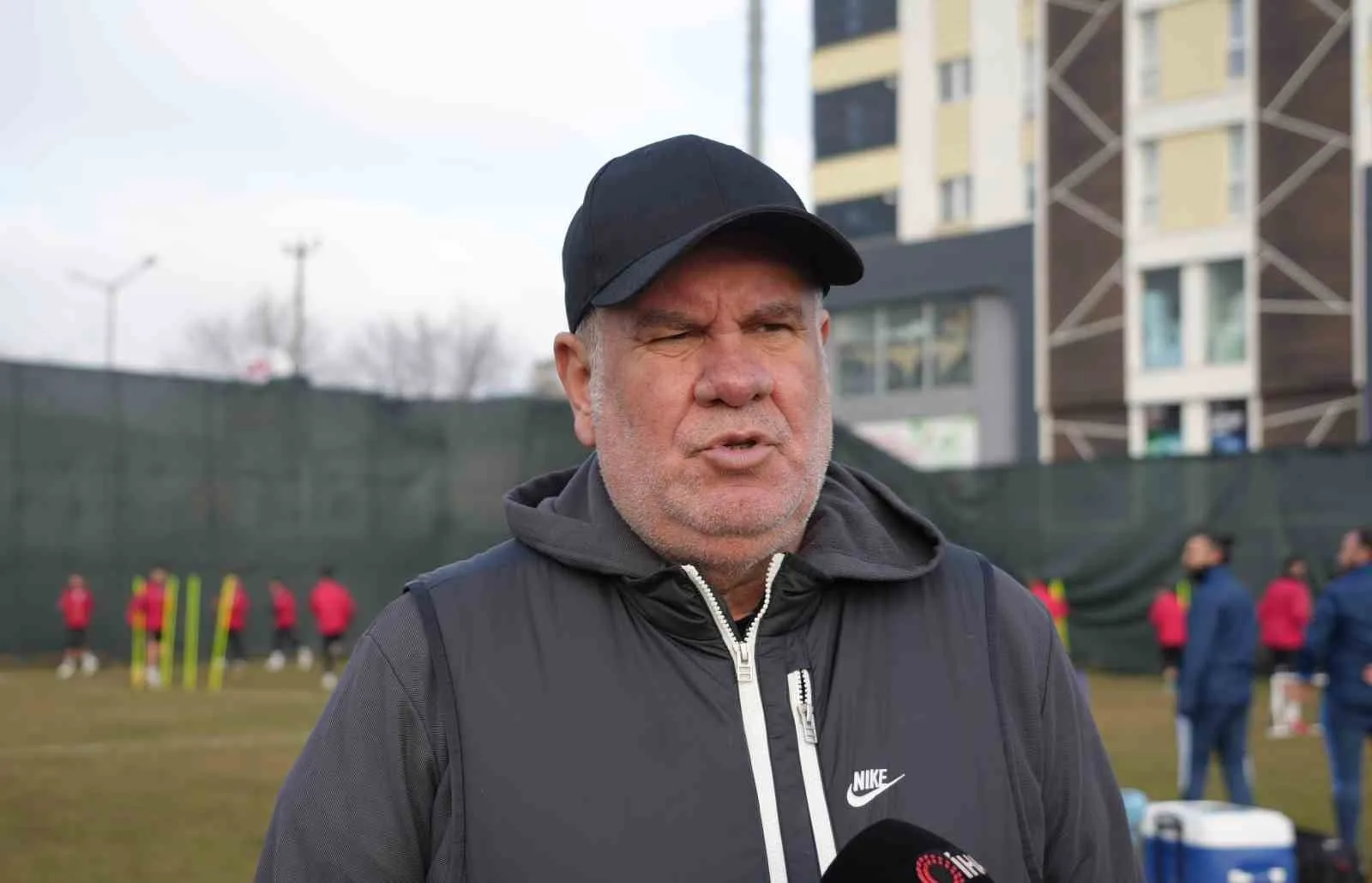 İzmir Çoruhlu FK, Engin Dursun ile yollarını ayırdıktan sonra takımı