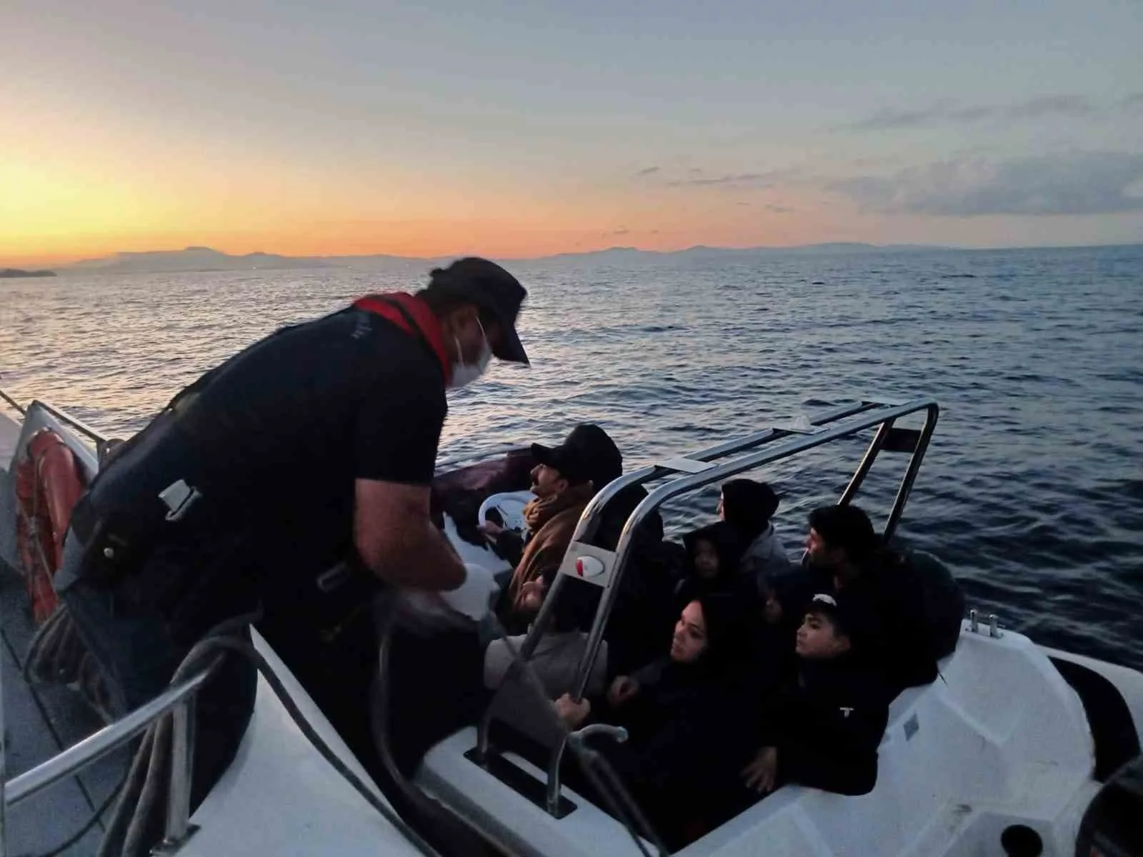 İzmir açıklarında Sahil Güvenlik ekiplerince 72 düzensiz göçmen yakalanırken, 31