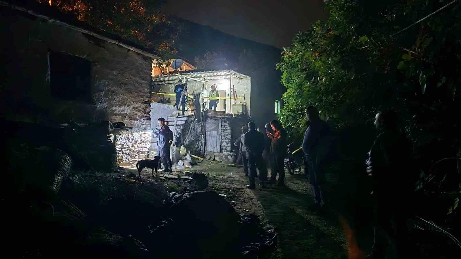 İzmir’in Tire ilçesinde bir şahıs, evde tartıştığı oğlu ve eşini