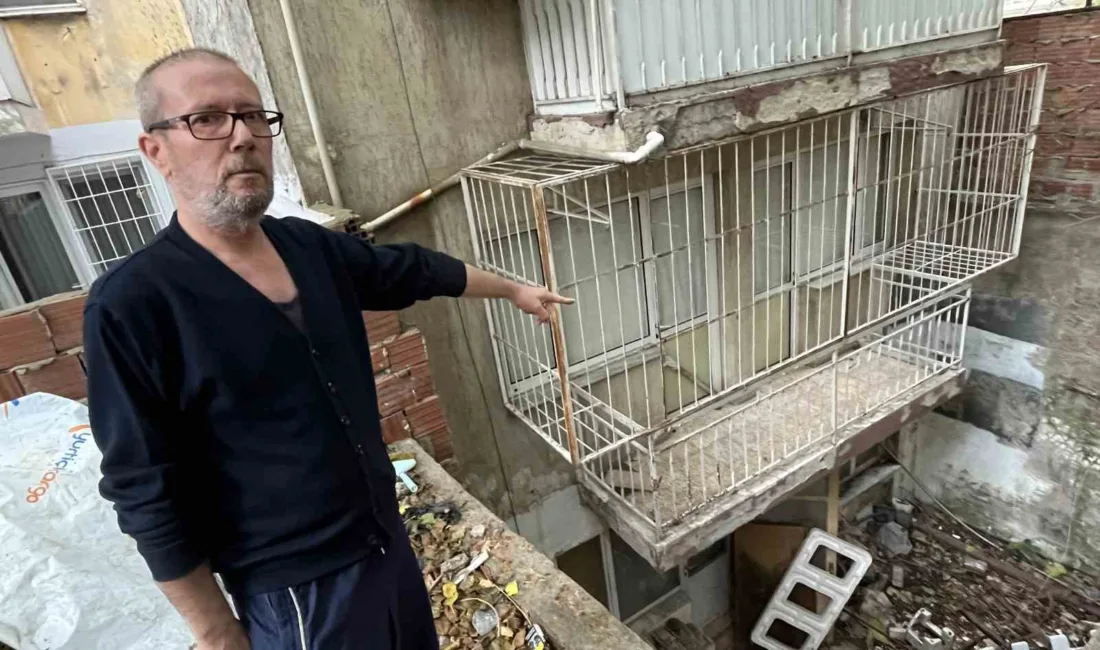 İzmir’in Konak ilçesinde apartman sakinleri, çöp ev olduğu iddia edilen