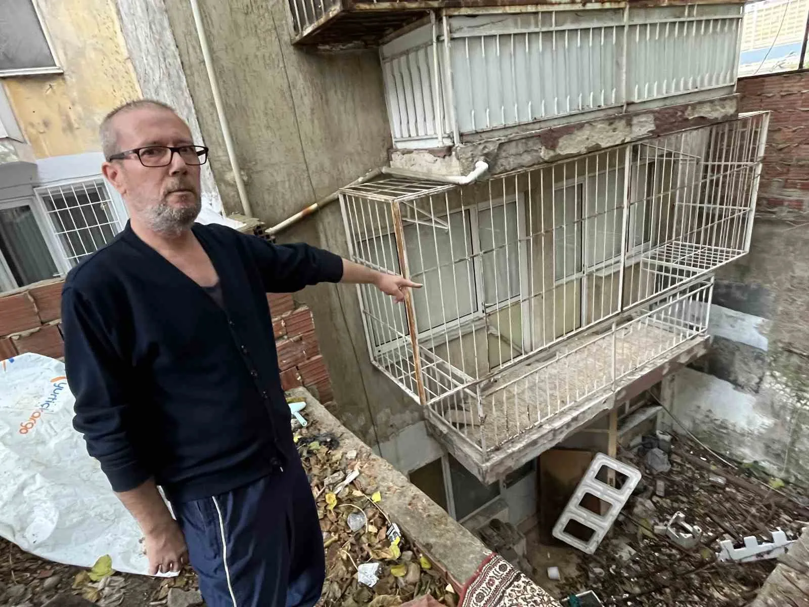 İzmir’in Konak ilçesinde apartman sakinleri, çöp ev olduğu iddia edilen