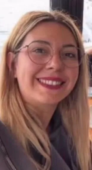 İzmir’in Menderes ilçesinde uzaklaştırma kararı aldırdığı kocası tarafından bıçaklanan kadın