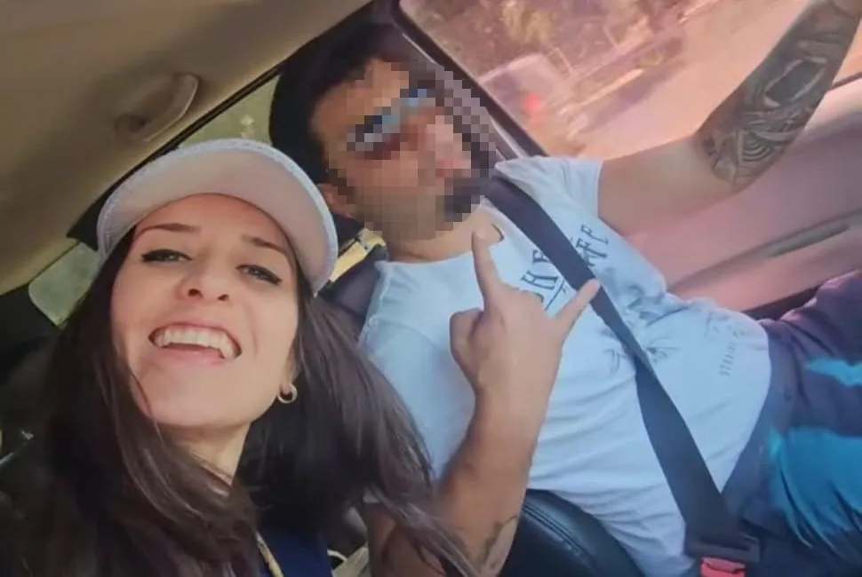 İzmir’in Urla ilçesinde kamp yapan bir kadın, eşinin tüfeğini temizlediği