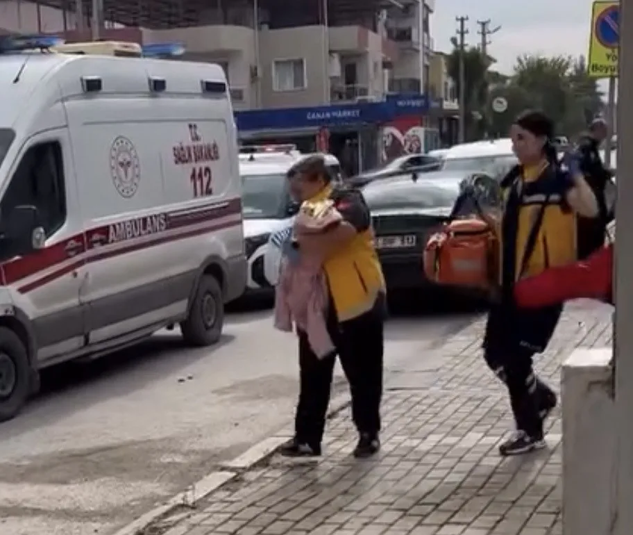İzmir’in Gaziemir ilçesinde cami avlusunda bir bebek bulundu. Bebeğin sağlık