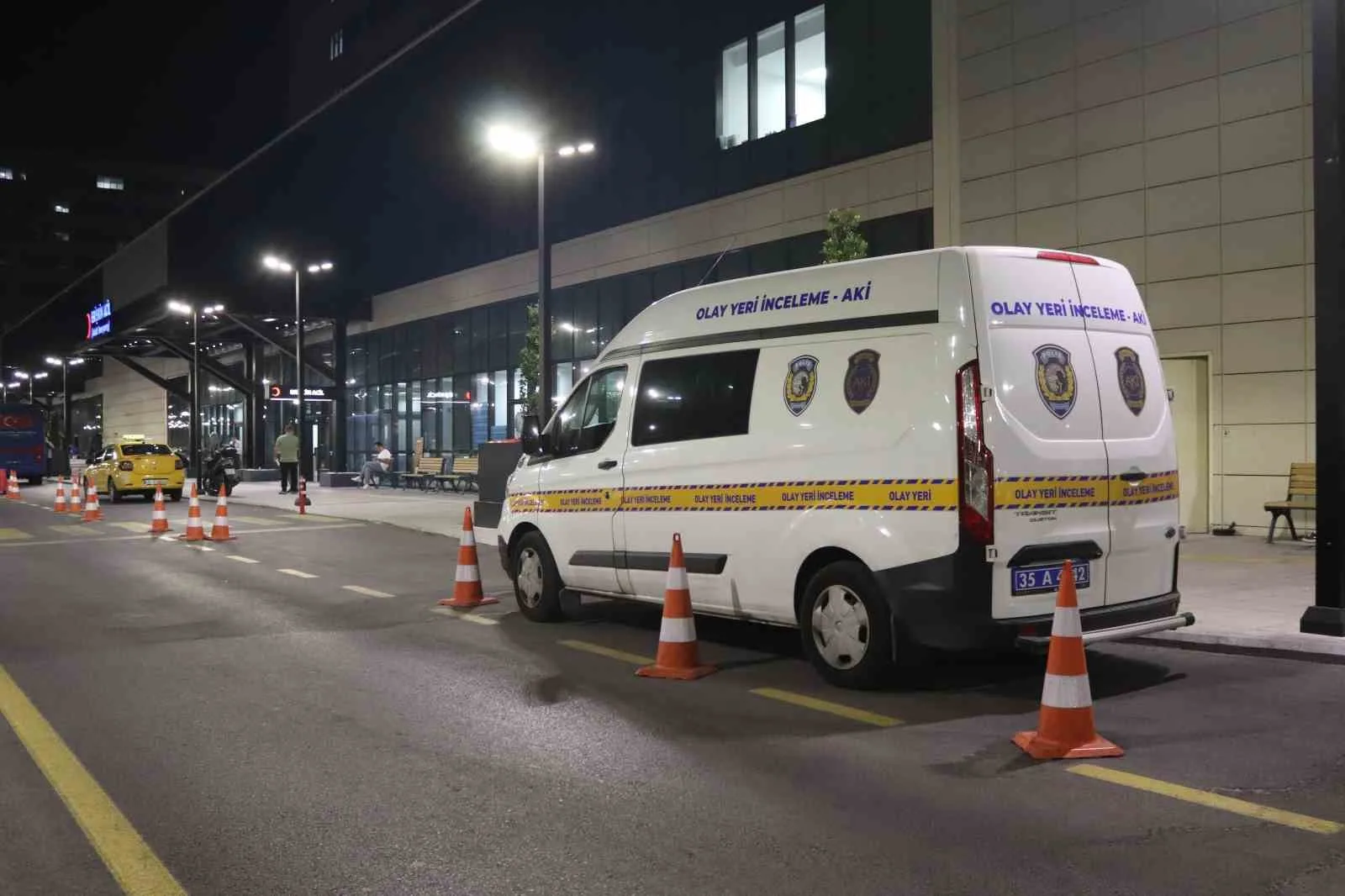 İzmir’in Bayraklı ilçesinde dünürler arasında çıkan tartışma bıçaklı kavgaya dönüştü.