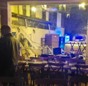 İzmir’in Bornova ilçesinde bulunan bir eğlence mekanında dekor duvarın çöktü