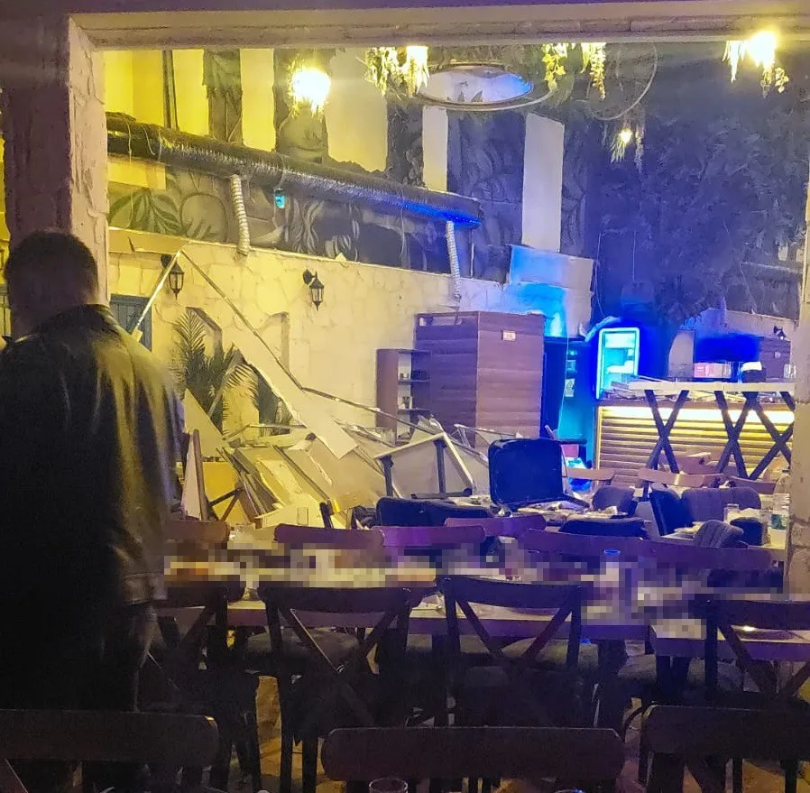 İzmir’in Bornova ilçesinde bulunan bir eğlence mekanında dekor duvarın çöktü