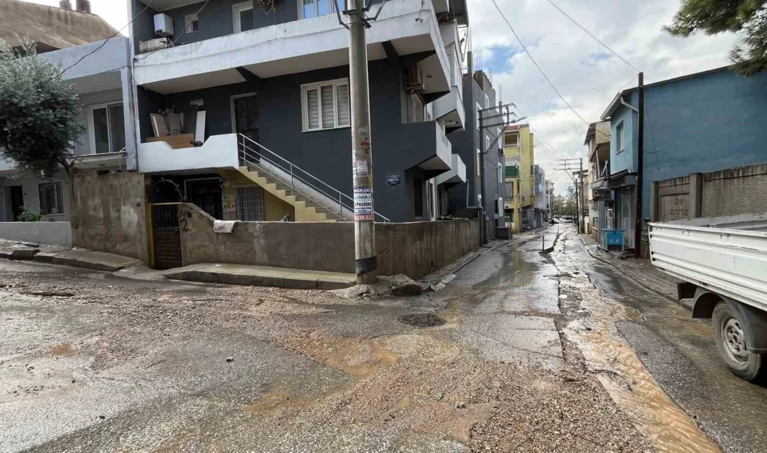 İzmir’de gece saatlerinden itibaren etkili olan sağanak yağış sonrası bazı