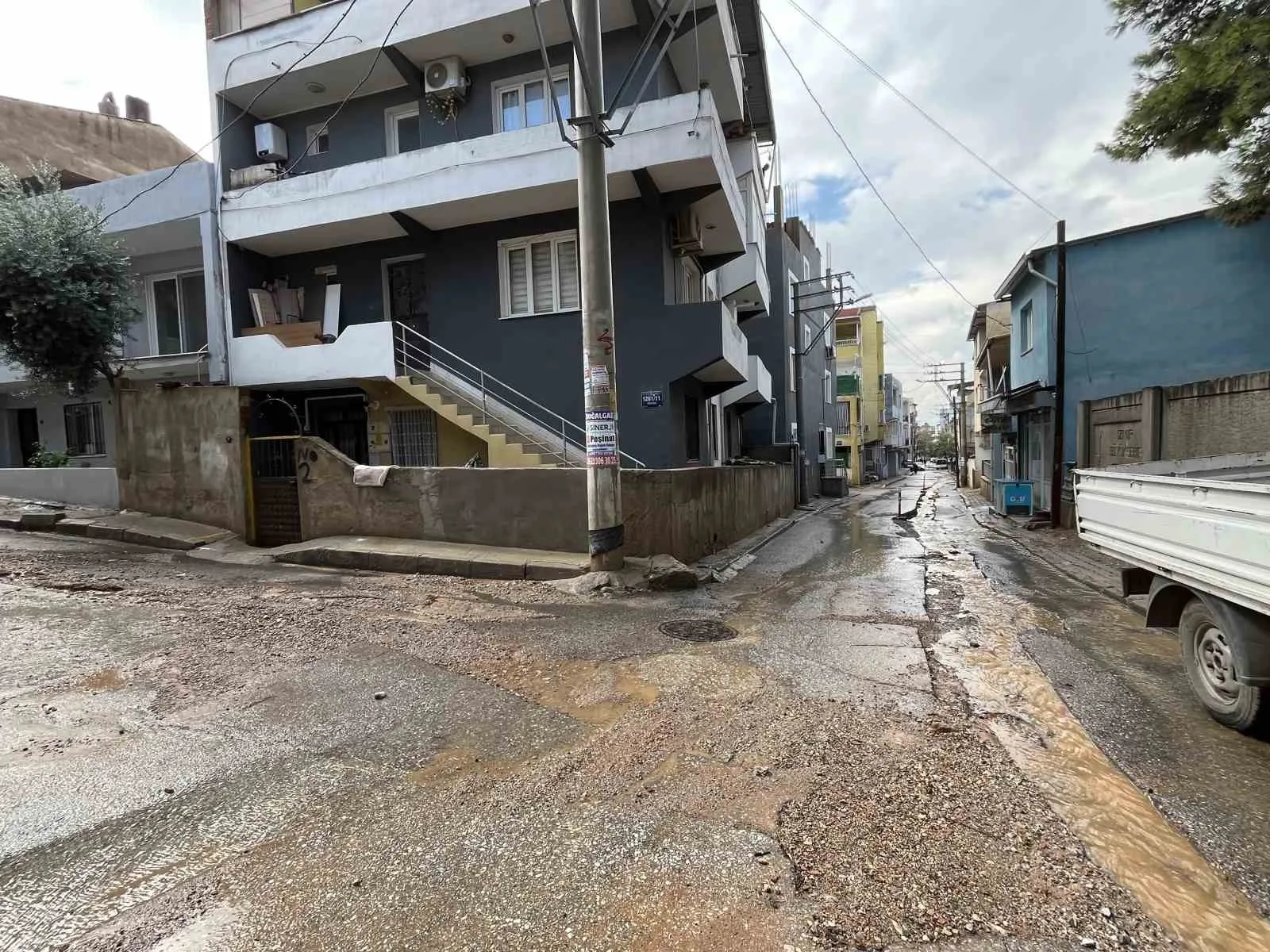 İzmir’de gece saatlerinden itibaren etkili olan sağanak yağış sonrası bazı