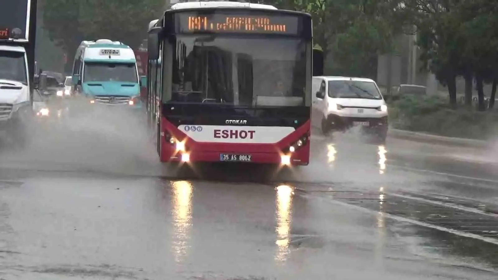 İzmir’de sabah saatlerinden itibaren etkili olan sağanak yağış, kent genelinde
