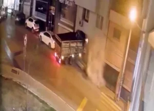 İzmir’in Bayraklı ilçesinde freni boşalan bir kamyon, hızla ilerleyerek sokağın