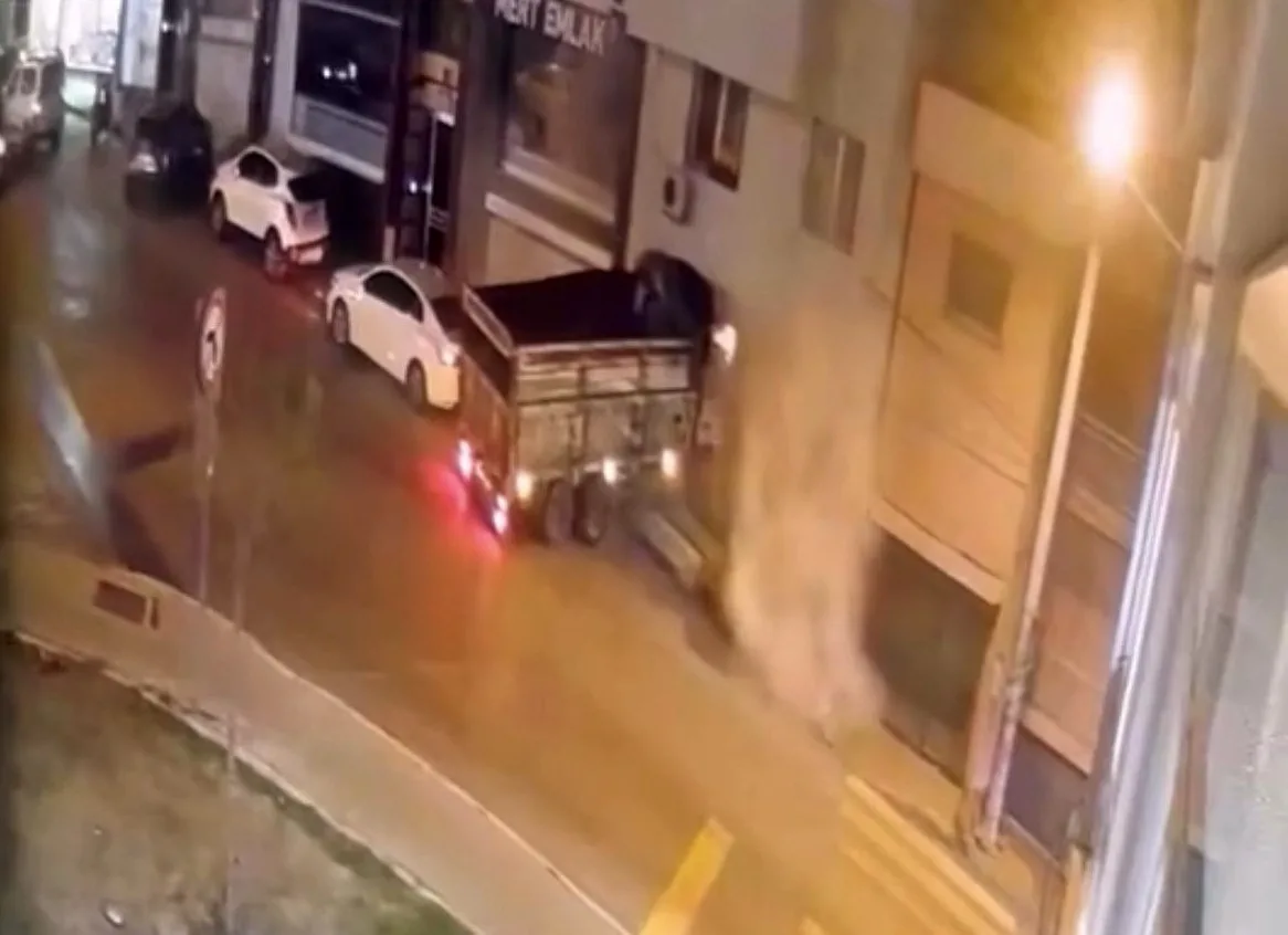 İzmir’in Bayraklı ilçesinde freni boşalan bir kamyon, hızla ilerleyerek sokağın