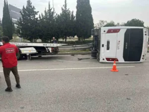 İzmir’in Gaziemir ilçesinde havalimanı personelini taşıyan servis aracının devrilmesi sonucu
