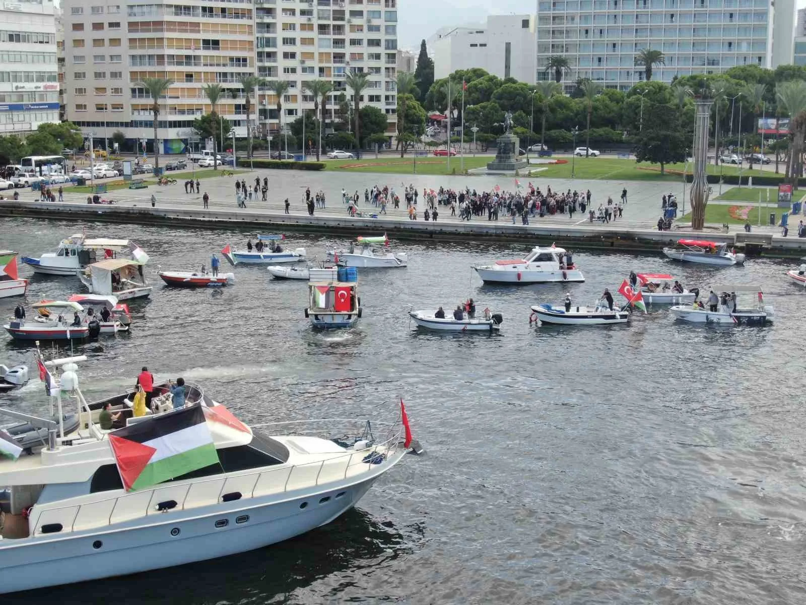 İzmir sahilinde onlarca geminin katılımıyla düzenlenen “Kararlıyız, Sumud’un Yanındayız” etkinliğinde,