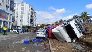 İzmir’in Torbalı ilçesinde kontrolden çıkan tırın 2 aracı ezdiği kaza
