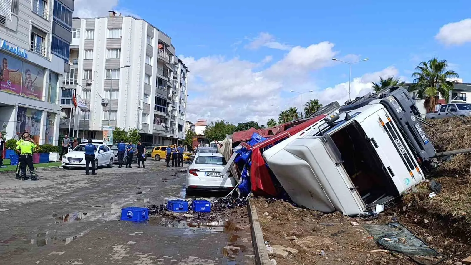 İzmir’in Torbalı ilçesinde kontrolden çıkan tırın 2 aracı ezdiği kaza
