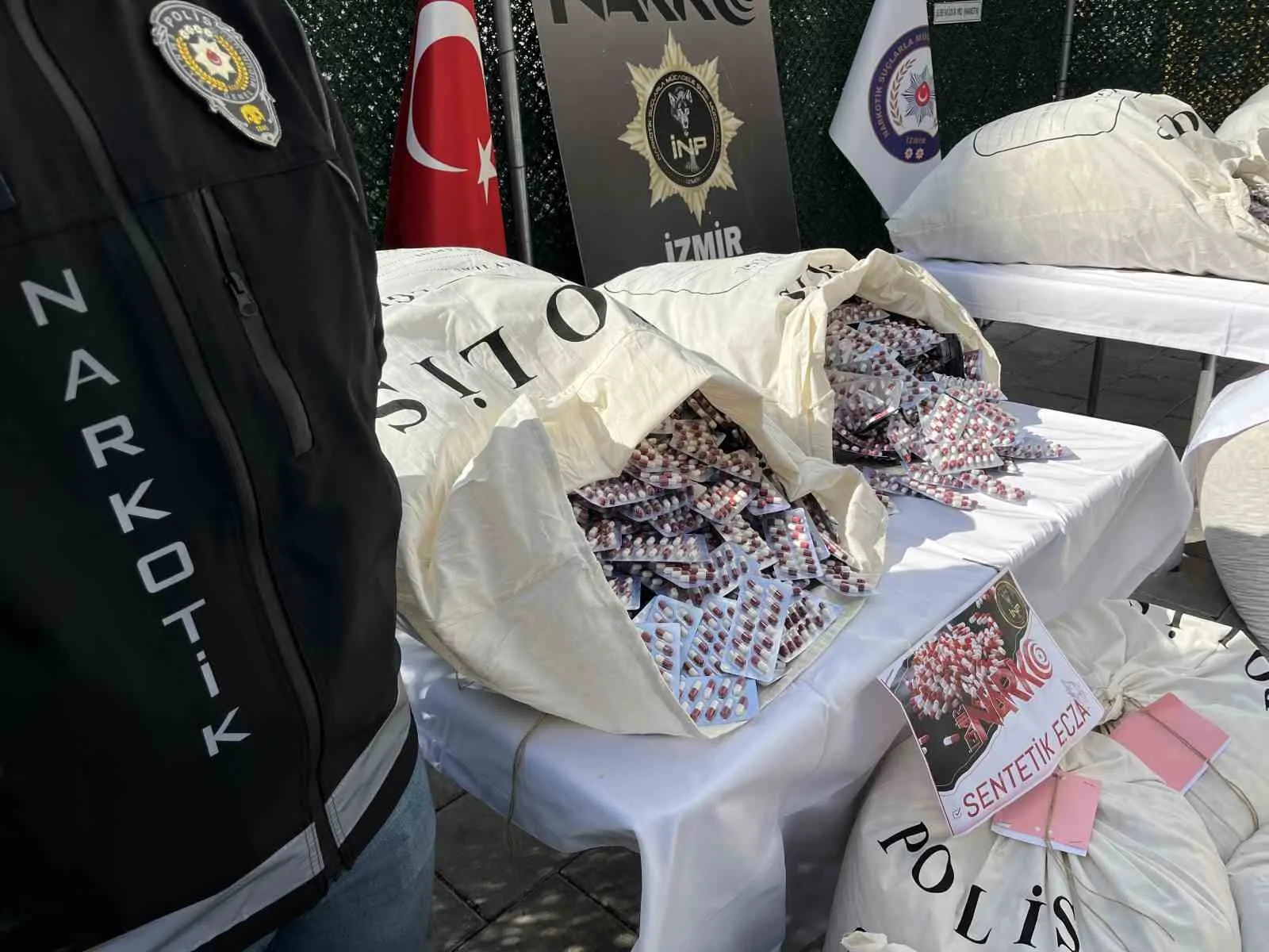 İzmir polis ekipleri, Karabağlar’da düzenlediği iki ayrı operasyonda rekor miktarda