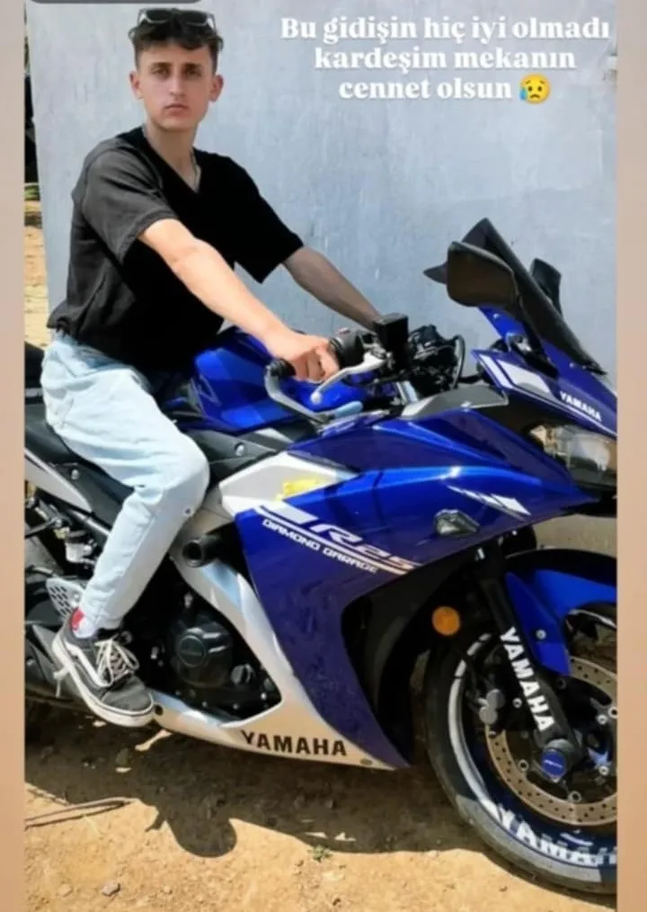 İzmir’in Kiraz ilçesinde, amcasına tarlada yardım eden çocuk, traktörün arkasına