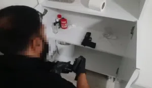 İzmir’de kent genelinde polis ekipleri tarafından, hakkında kesinleşmiş hapis cezası