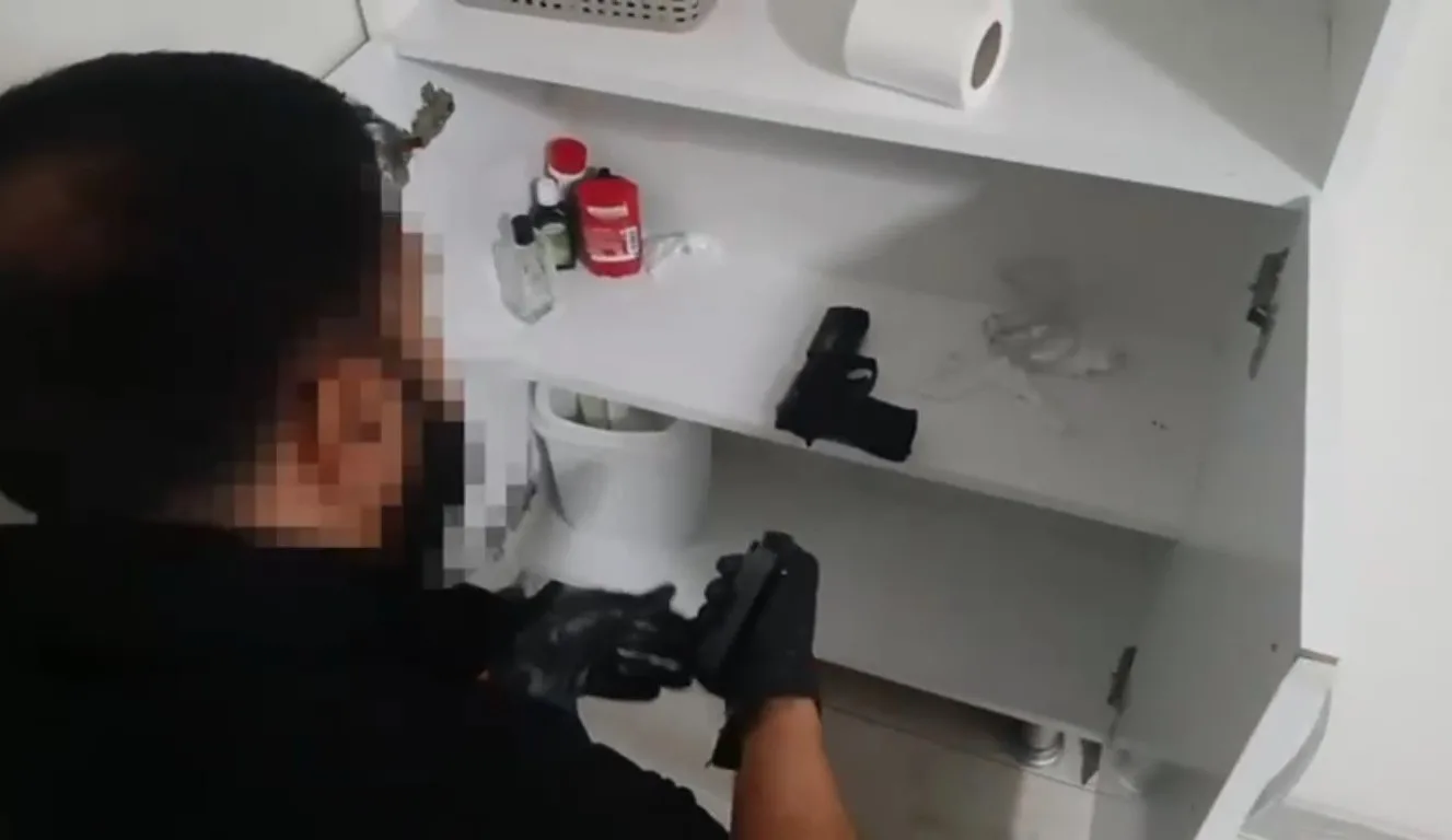 İzmir’de kent genelinde polis ekipleri tarafından, hakkında kesinleşmiş hapis cezası