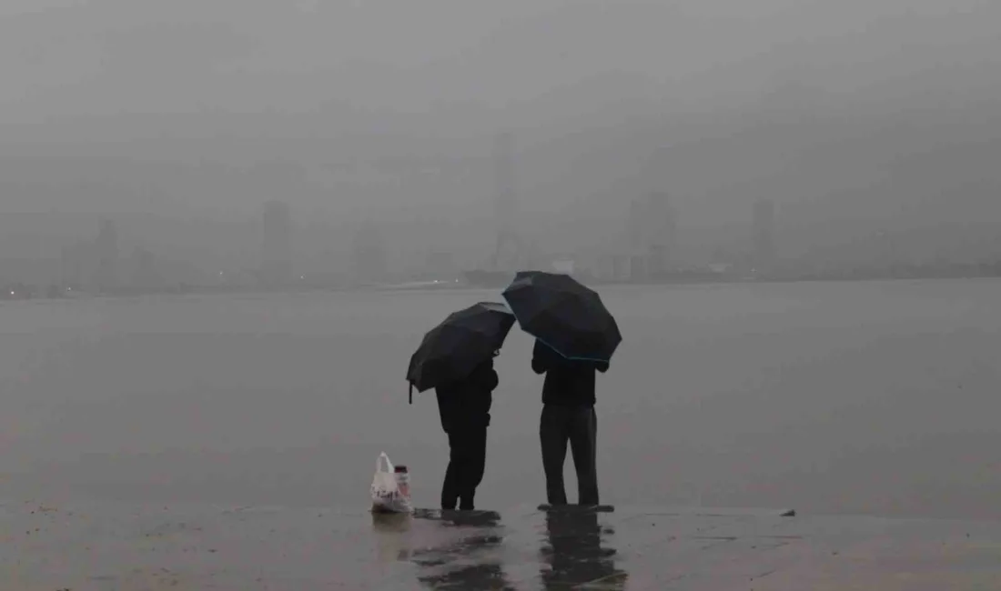 İzmir genelinde sabah saatlerinden itibaren etkili olan sağanak yağış kenti