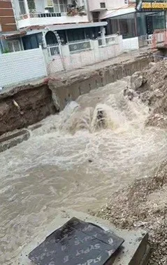 İzmir’de sabah saatlerinden itibaren etkili olan sağanak yağış, kentte hayatı