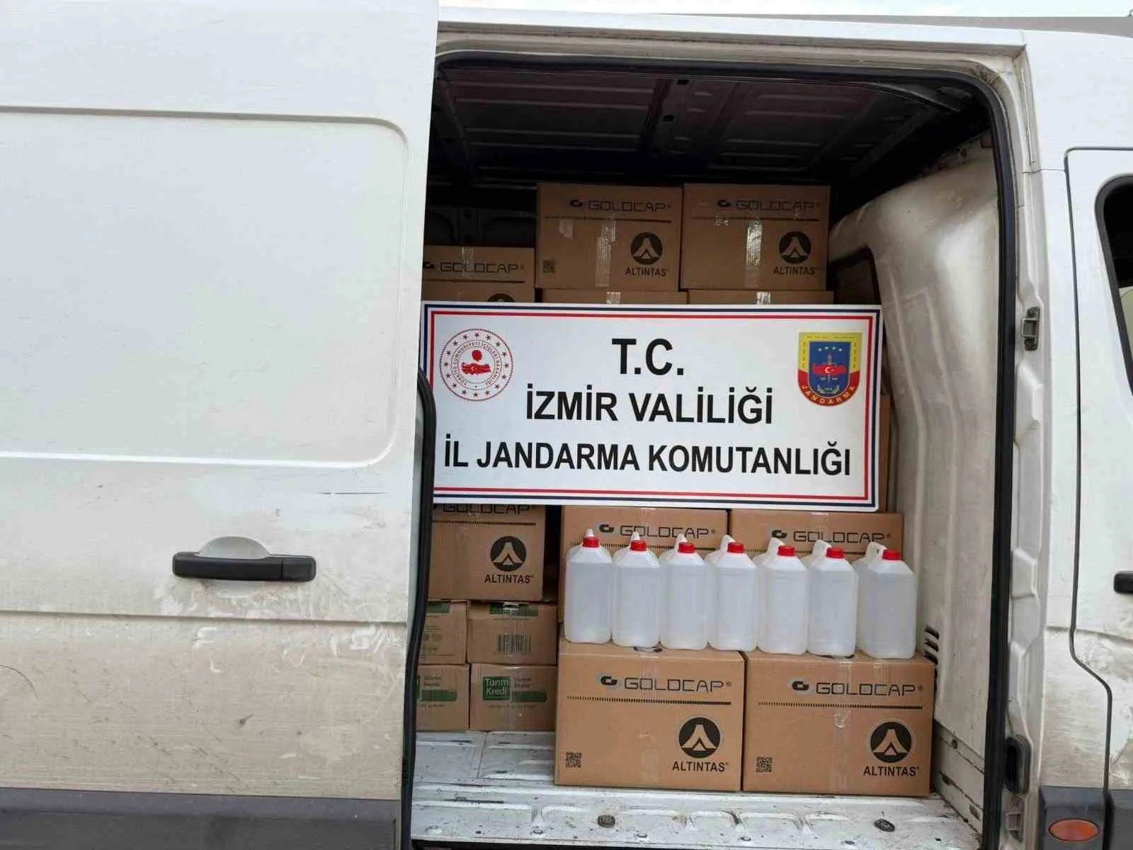 İzmir Karşıyaka’da jandarma ekipleri, bin 30 litre sahte içki yapımında