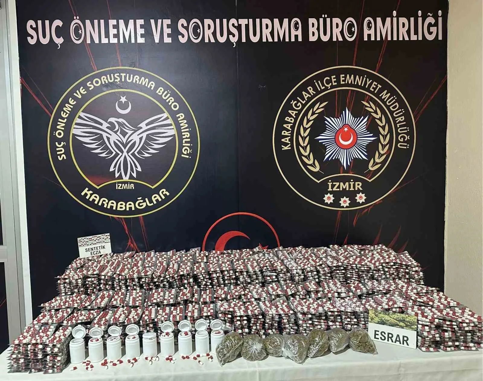 İzmir’in Karabağlar ilçesinde düzenlenen operasyonda, bir aracın gizli bölmelerine zulalanmış
