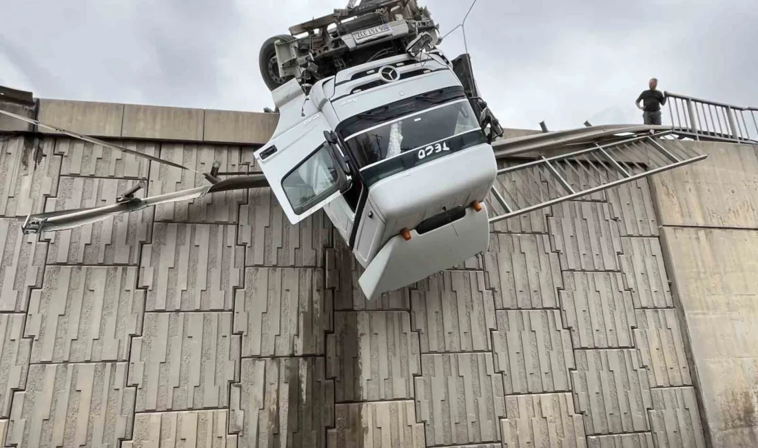 İzmir’in Bornova ilçesinde yağmur nedeniyle kayganlaşan zeminde kontrolden çıkıp devrilerek