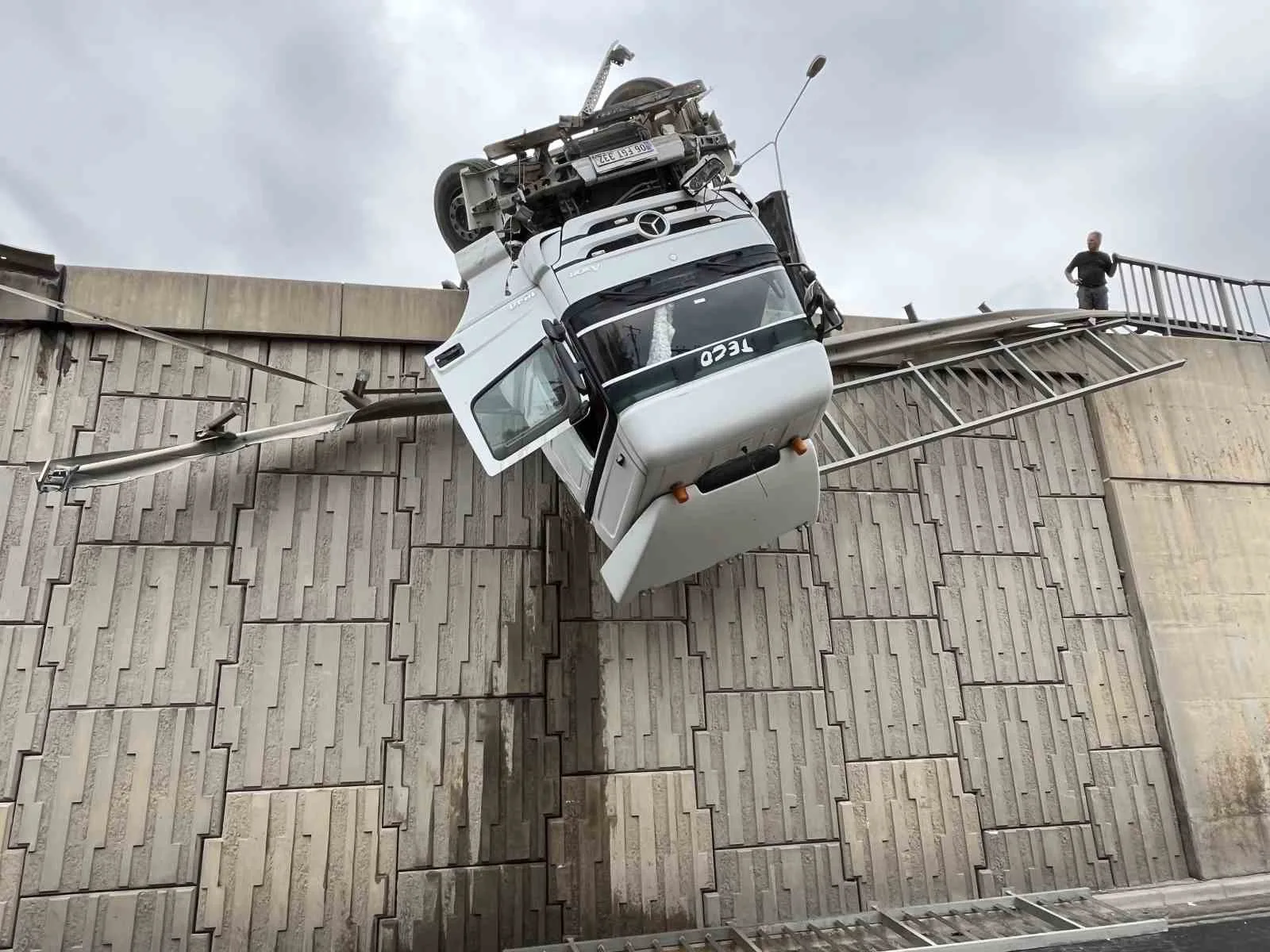 İzmir’in Bornova ilçesinde yağmur nedeniyle kayganlaşan zeminde kontrolden çıkıp devrilerek