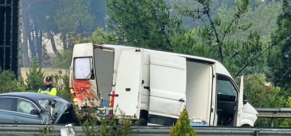 İzmir’in Buca ilçesinde, lastiği patlayan bir araca ve yardım için