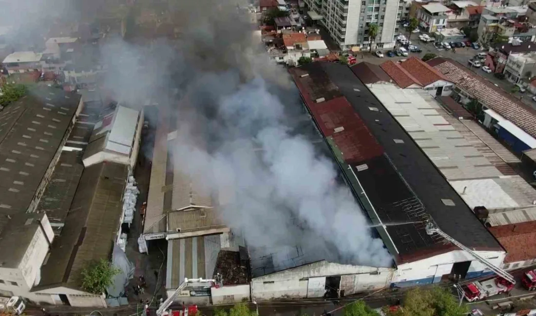 İzmir’in Bornova ilçesinde bulunan bir depoda çıkan yangın itfaiye ekiplerinin