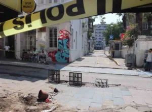 İzmir’in Konak ilçesinde 2 kişinin sokak ortasında elektrik akımına kapılarak