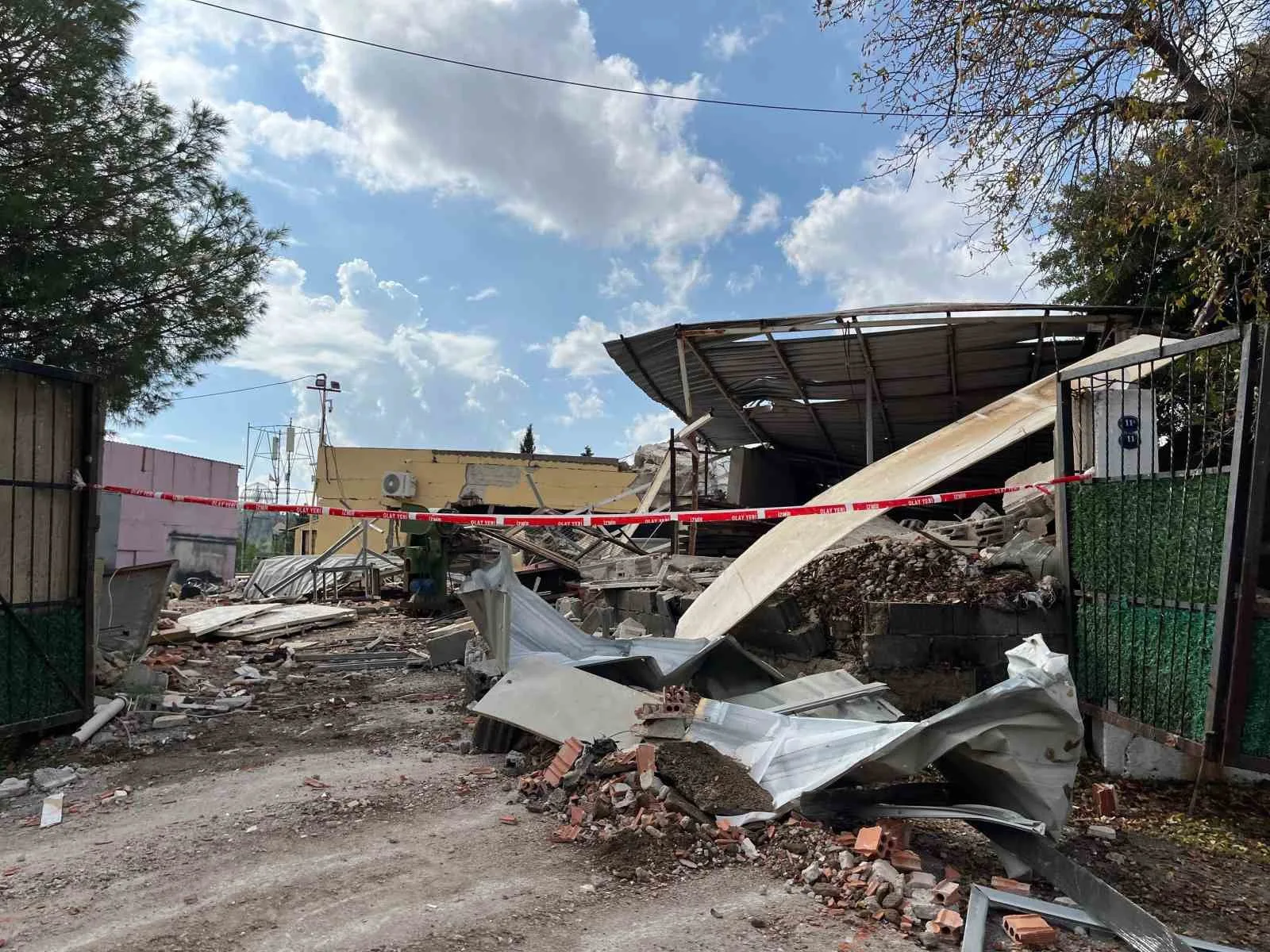 İzmir’in Bayraklı ilçesinde meydana gelen patlamada tek katlı bir ev