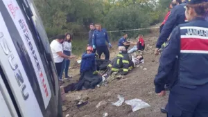 İzmir’den Buldan’a ziyarete gelen tur otobüsü dönüş yolunda yoldan çıkarak