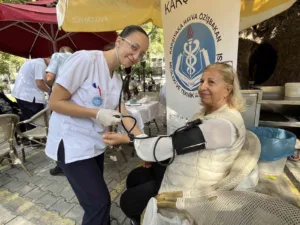 İzmir’de sağlık hizmetleri alanında eğitim gören lise öğrencileri, Karşıyaka’daki park