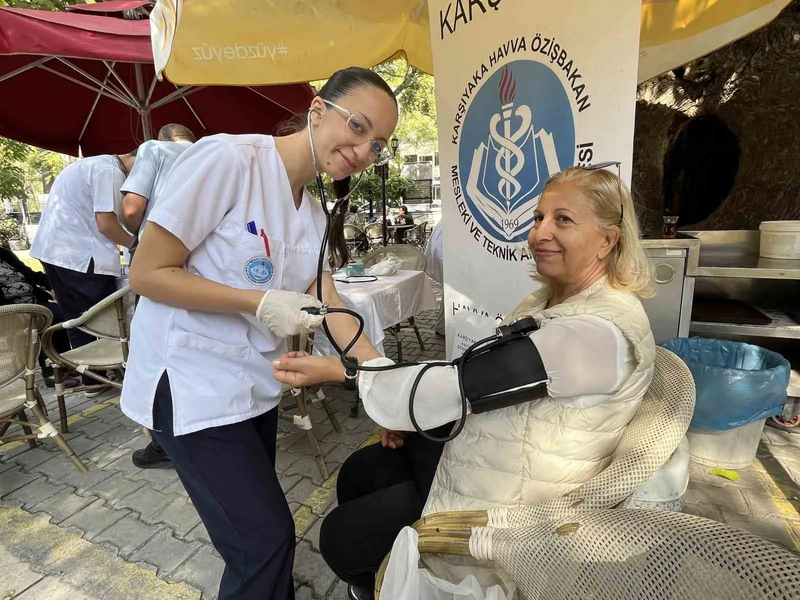 İzmir’de sağlık hizmetleri alanında eğitim gören lise öğrencileri, Karşıyaka’daki park