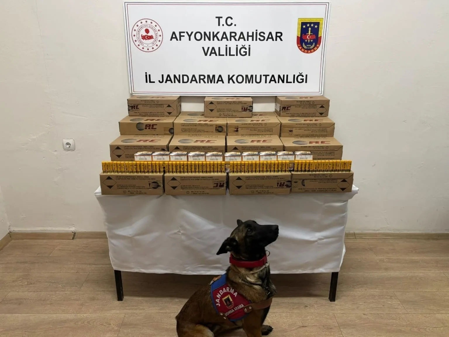 Afyonkarahisar’da jandarma tarafından durdurulan bir yolcu otobüsünde 10 bin adet