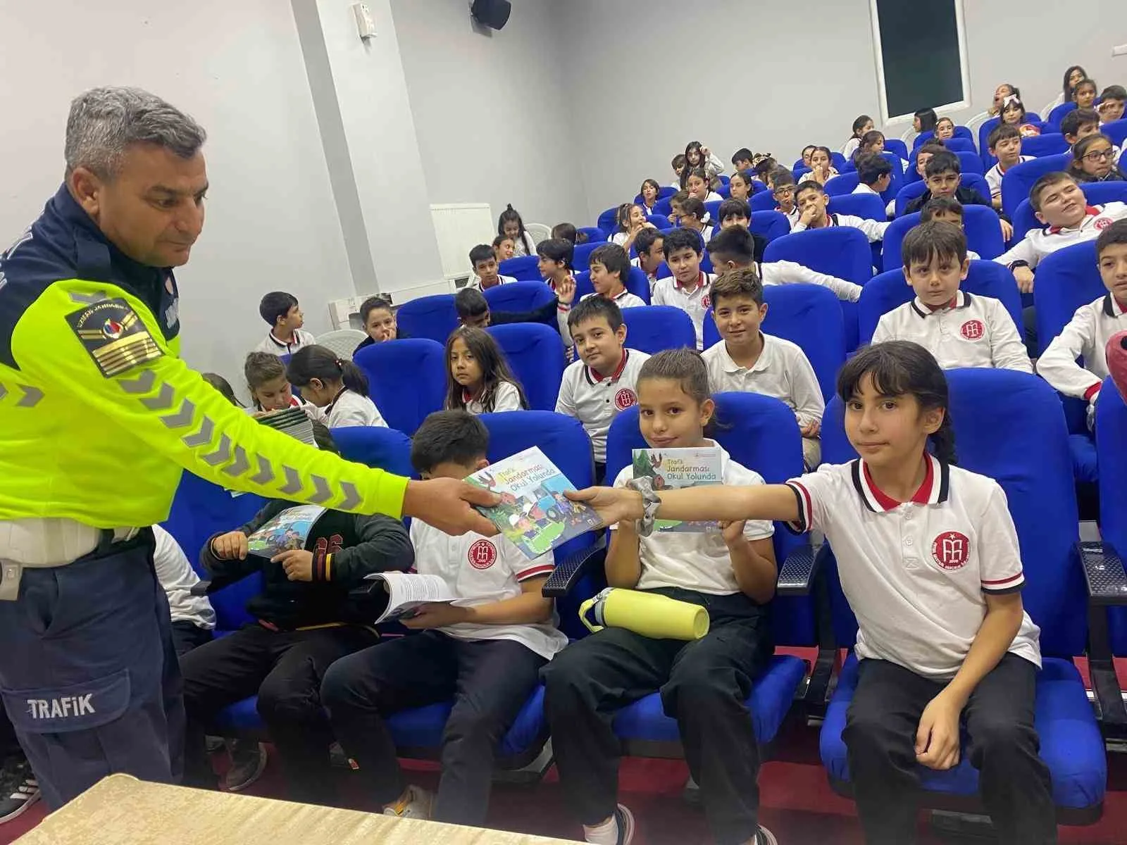 Kayseri’de jandarma ekipleri 142 öğrenciye trafik kuralları hakkında bilgilendirme yaptı.