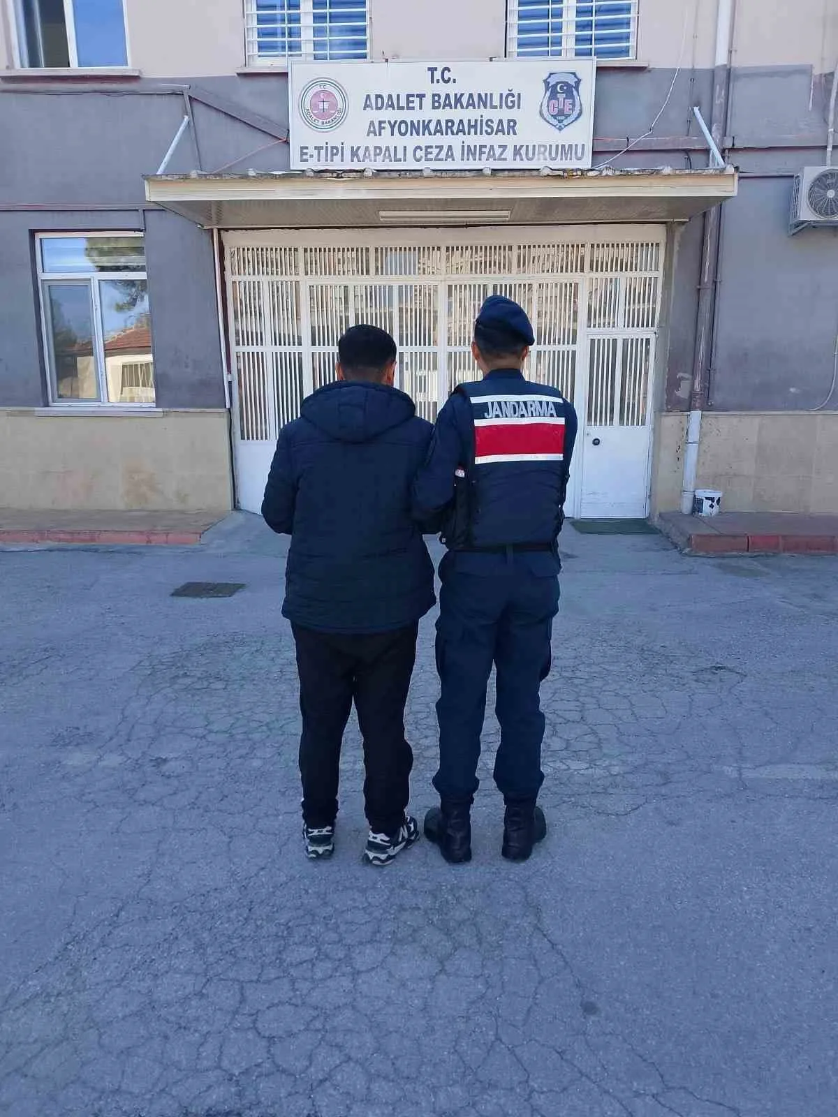 Afyonkarahisar’da 16 yıl hapis cezasıyla aranan şahıs jandarmanın takibi sonrası