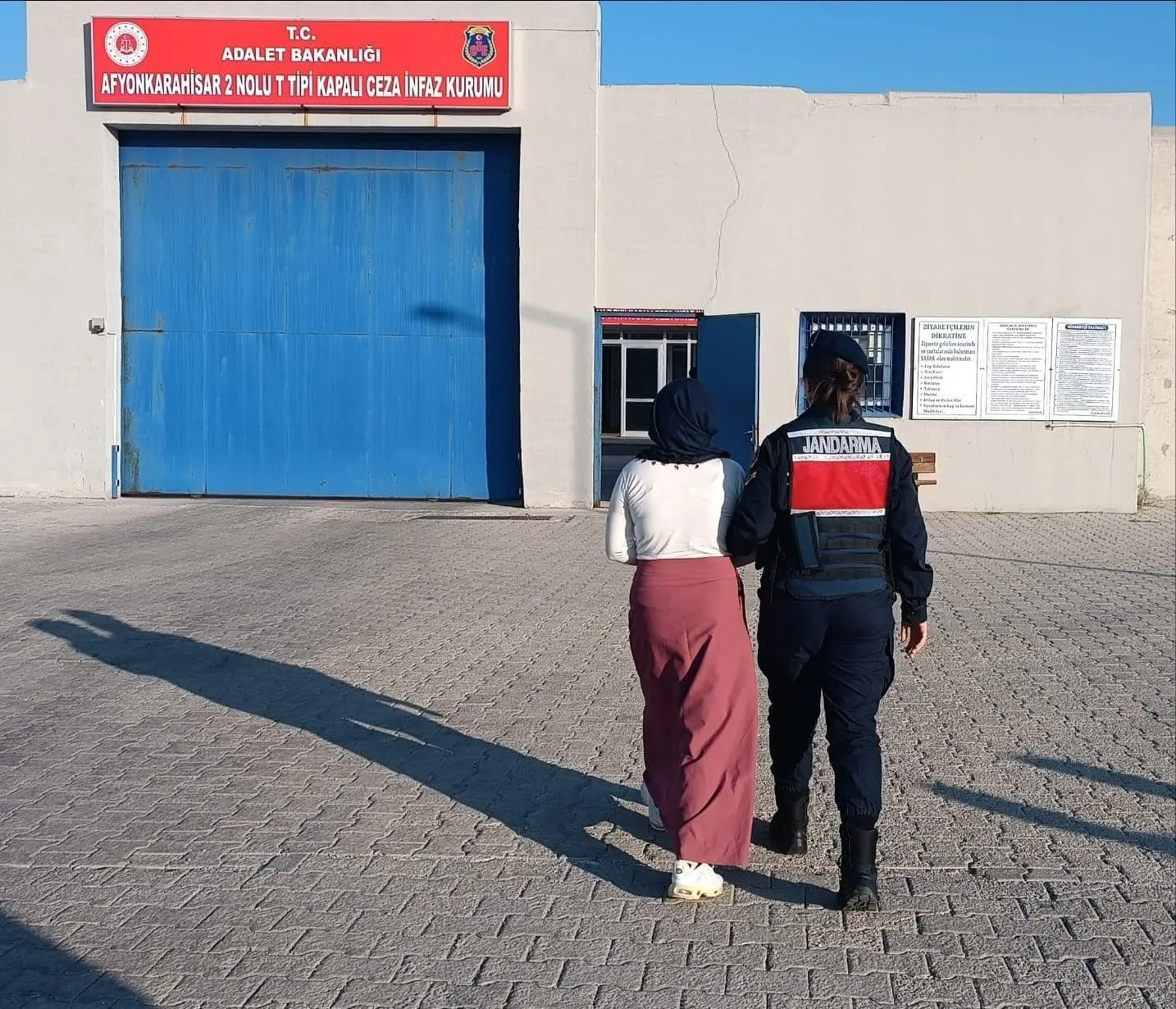 Afyonkarahisar’da jandarma tarafından çeşitli suçlardan dolayı aranan 37 kişi yakalanırken,